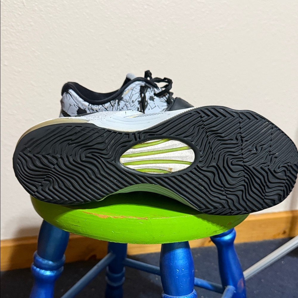 Nike Black and Gray Athletic Shoes - Picture 2 of 4